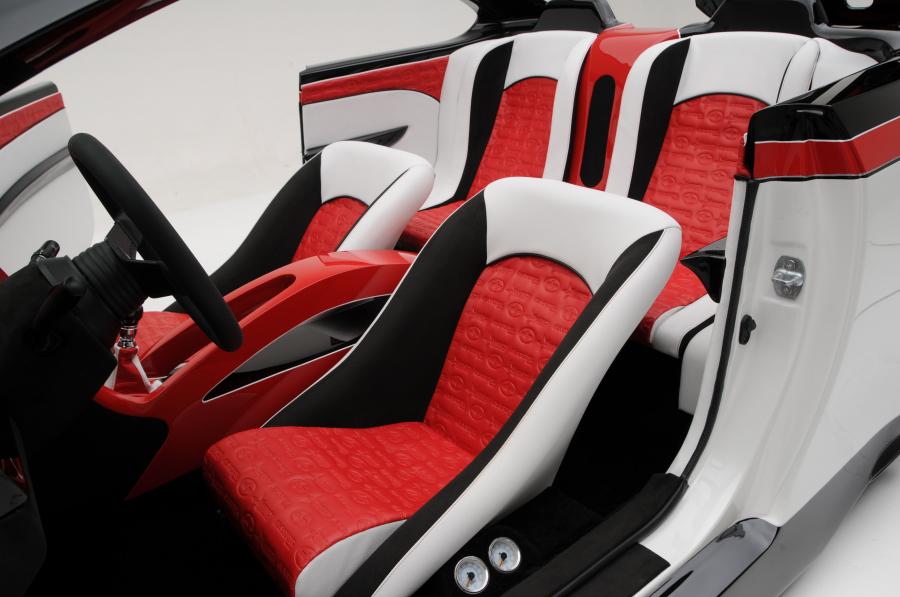 Интерьер Scion tC by Epic Cartel 2009 года  (фото 3 из 6)